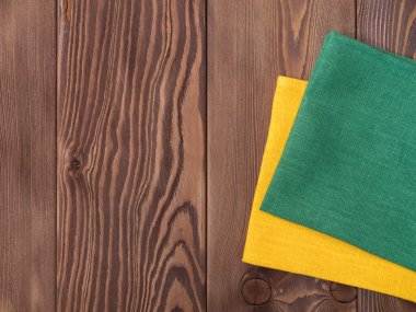 Masanın üzerinde masa örtüsü