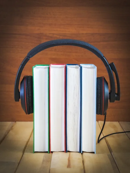 Stapel boeken met koptelefoon — Stockfoto