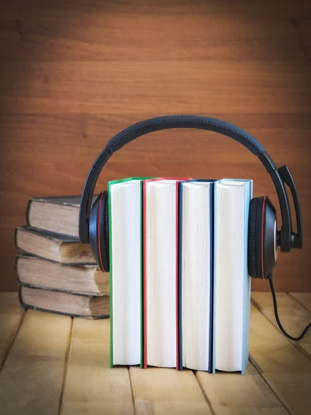 Stapel boeken met koptelefoon — Stockfoto