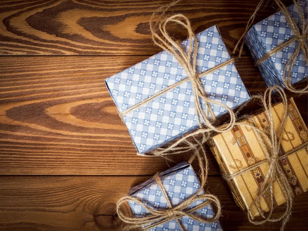 Κουτιά δώρων στην μπλε Βίβλο στο ξύλινο τραπέζι — Φωτογραφία Αρχείου