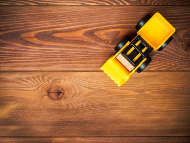 Kattaki çocuk oyuncak