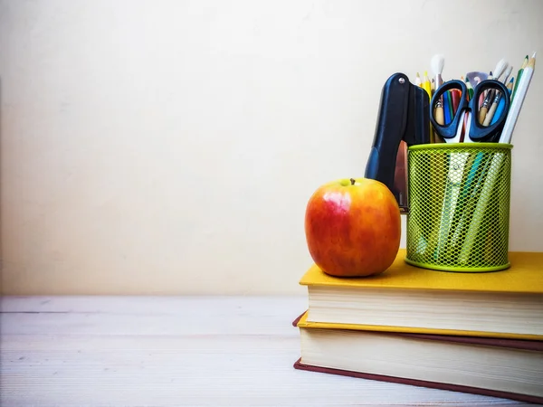 Libri sdraiati sul tavolo — Foto Stock