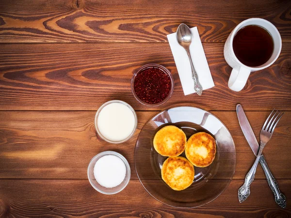 Kahvaltı seti masada.