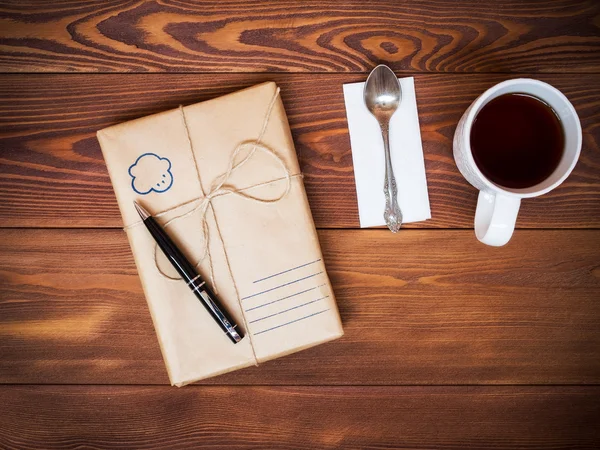 Geschenk auf dem Tisch — Stockfoto