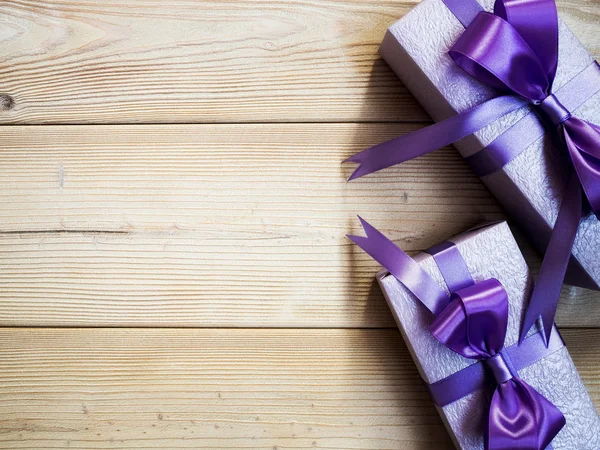 Hediye kutuları ahşap tahta üzerinde