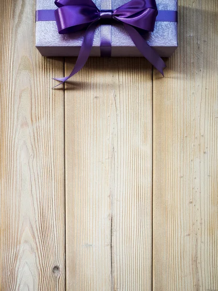 Κουτί δώρου για την ξύλινη σανίδα — Φωτογραφία Αρχείου