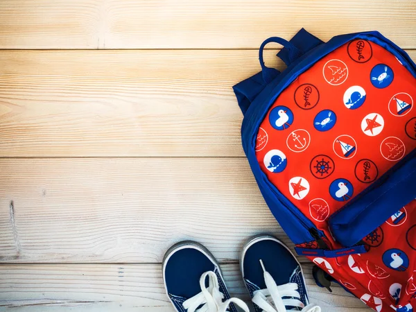 Ahşap arka plan üzerinde sırt çantası
