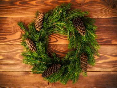 Çelenk ahşap tahta üzerinde. Noel ve yeni yıl kavramı