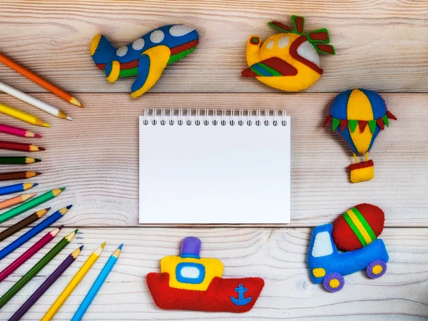 Spielzeug und Bleistifte auf dem Holztisch lizenzfreie Stockbilder