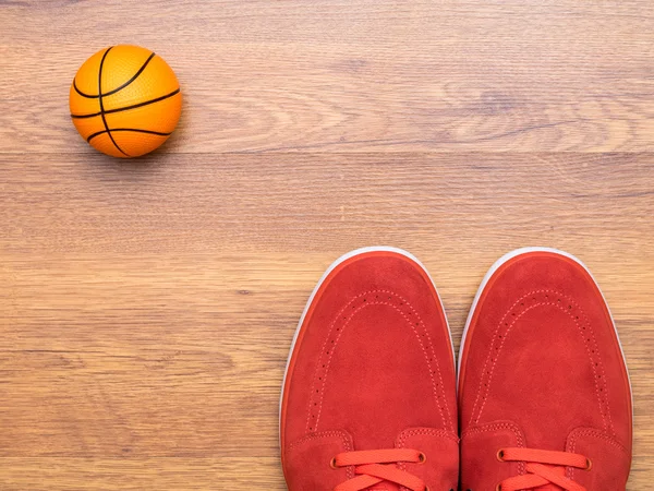 Paar Turnschuhe und Basketball — Stockfoto