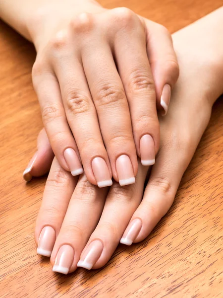 Manikür ile kadın avuç içi