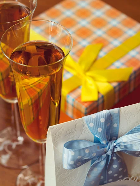 Gifts and glasses of wine — Stock Photo, Image