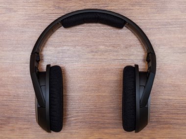 Kulaklıklar masanın üstünde.