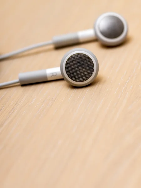 Fones de ouvido áudio portáteis modernos — Fotografia de Stock