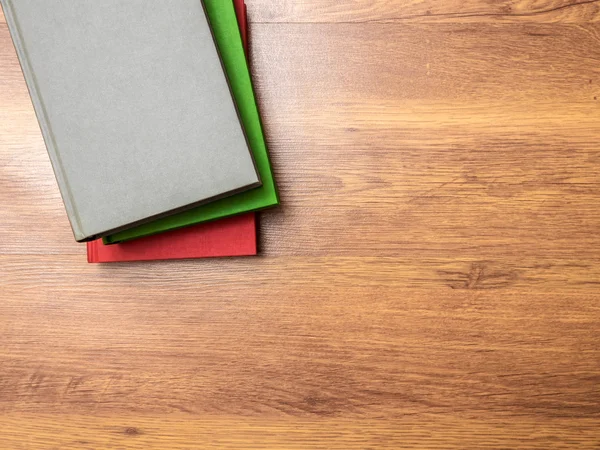 Masanın üzerinde yatan kitaplar