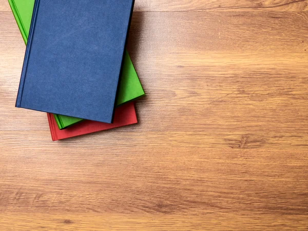 Masanın üzerinde yatan kitaplar