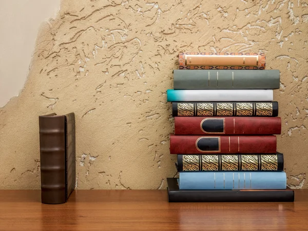 Kitaplar masanın üstünde.