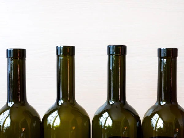 Garrafas de vinho na mesa — Fotografia de Stock