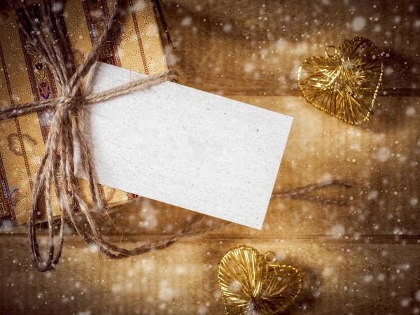 Sarı-kahverengi kağıt ahşap masa üzerinde hediye kutusunda