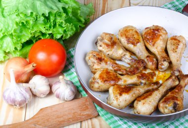 Öğle Yemeği kızarmış tavuk budu ve sebze ahşap bir masa üzerinde