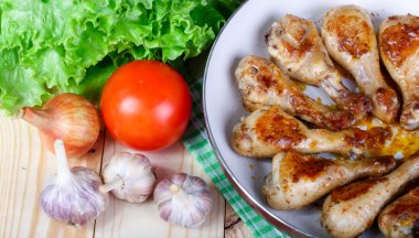 Öğle Yemeği kızarmış tavuk budu ve sebze ahşap bir masa üzerinde