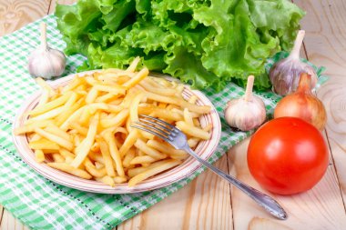 vejetaryen yemek patates, domates ve marul üzerine ahşap bir masa