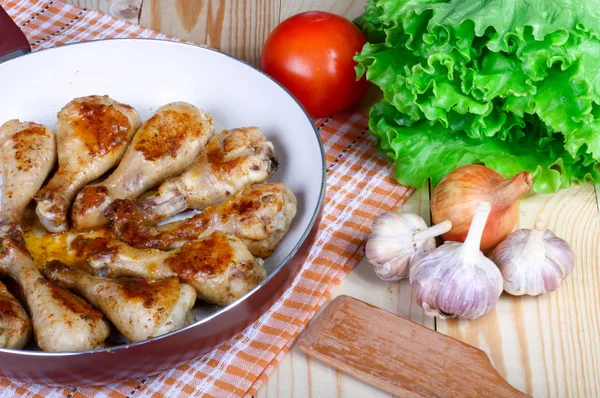 Pranzo gambe di pollo fritte e verdure su un tavolo di legno — Foto Stock