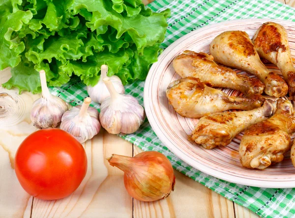 Öğle Yemeği kızarmış tavuk budu ve sebze ahşap bir masa üzerinde