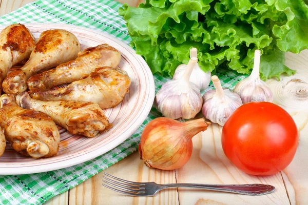 Öğle Yemeği kızarmış tavuk budu ve sebze ahşap bir masa üzerinde