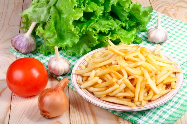 vejetaryen yemek patates, domates ve marul üzerine ahşap bir masa