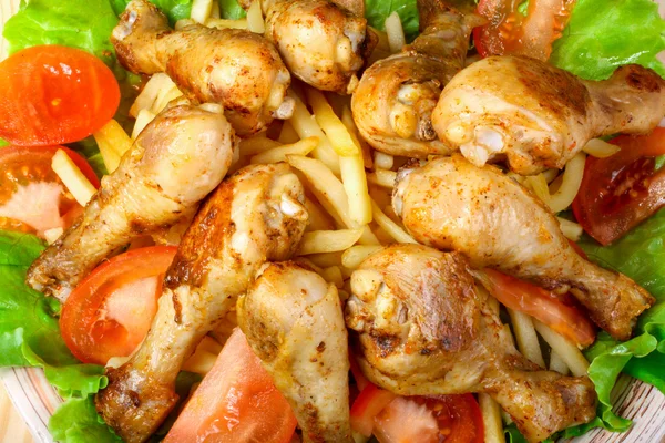 kızarmış tavuk budu, patates ve sebze ahşap bir masa üzerinde