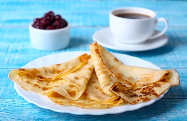 Mavi bir arka plan üzerinde kahvaltı krep ile cherry jam