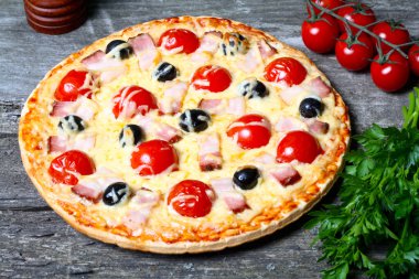 Pastırma, zeytin ve domates pizza