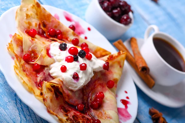 Mavi bir arka plan üzerinde kahvaltı krep ile cherry jam