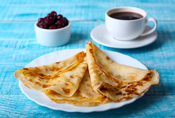 Mavi bir arka plan üzerinde kahvaltı krep ile cherry jam
