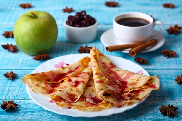 Mavi bir arka plan üzerinde kahvaltı krep ile cherry jam