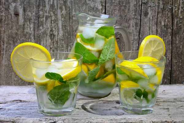 Limonata. Limon ve nane masada bir bardak su