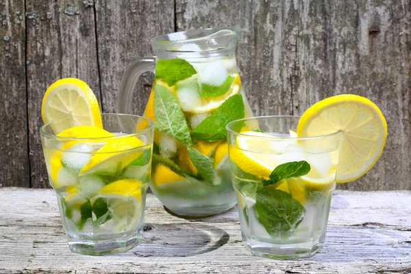 Limonata. Limon ve nane masada bir bardak su