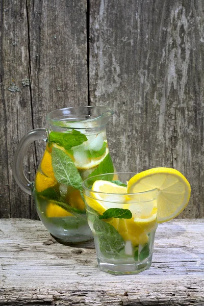 Limonata. Limon ve nane masada bir bardak su