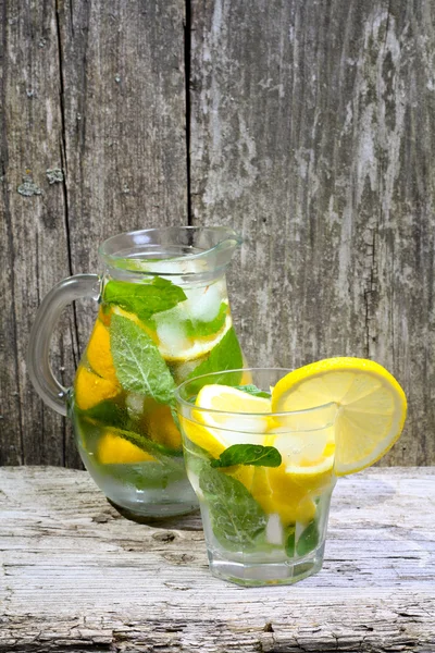 Limonata. Limon ve nane masada bir bardak su
