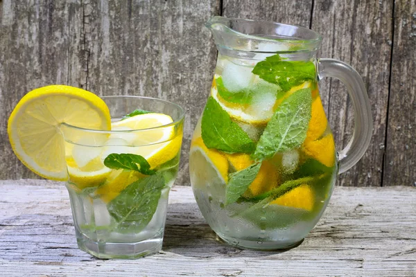 Limonata. Limon ve nane masada bir bardak su