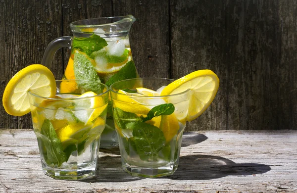 Limonata. Limon ve nane masada bir bardak su
