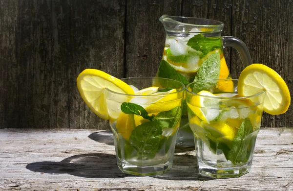 Limonata. Limon ve nane masada bir bardak su