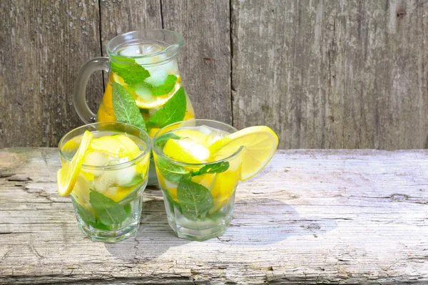 Limonata. Limon ve nane masada bir bardak su