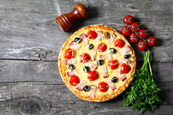 Pastırma, zeytin ve domates pizza