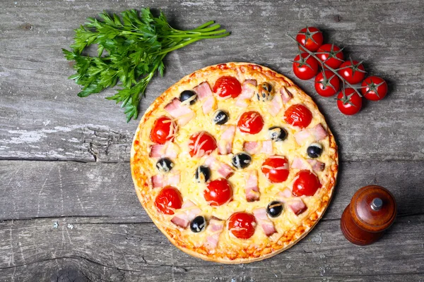Pastırma, zeytin ve domates pizza