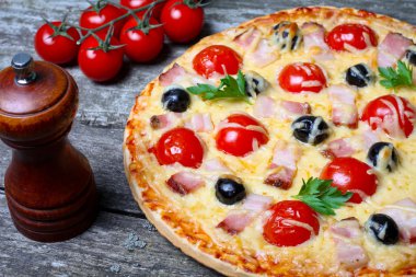 Pastırma, zeytin ve domates pizza