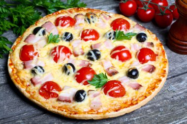 Pastırma, zeytin ve domates pizza