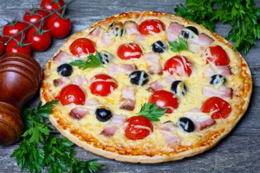 Pastırma, zeytin ve domates pizza