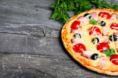 Pastırma, zeytin ve domates pizza